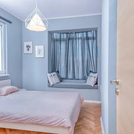 Dondukov Boulevard Two Bedroom Designer Sofie